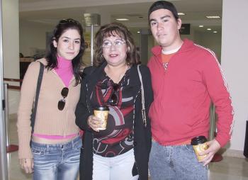 Ana Ruth viajó a Culiacán y fue despedida por José Villafaña y Gina González.