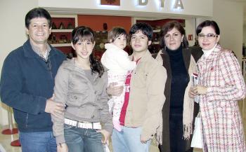 18 de marzo 
José, Anabel, José, Anabel y Mariana González y Marcela de Wong.