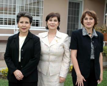 Alma Rosa de Campos, Laurencia de González y Silvia de Maitserrena fungieron como anfitrionas de la pasada reunión del Club de Jardinería La Rosa.