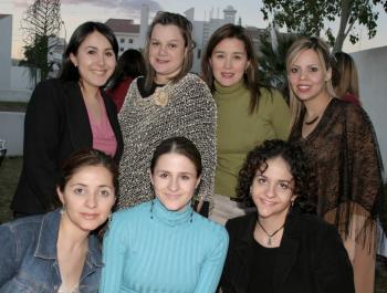 Gabriela Miñarro de Mojica , acompañada de amistades.