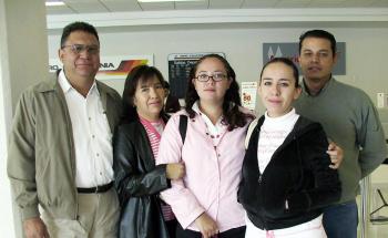 Luis Posada, Dolores Mesta, Nancy Posada y Karina Posada, viajaron a San Diego y los despdidió Alberto Reyes.