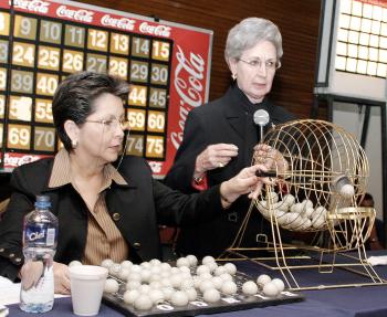 Las responsables de dirección del bingo, Chabelita de Gil y Laurencia de González.