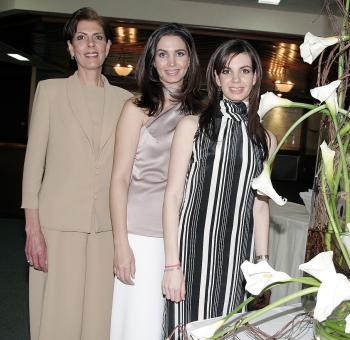 Alicia Estrada Murra el día de su despedida con s mamá, la sra. Alicia Murra de Estrada y su hermana Susana Estrada Murra.