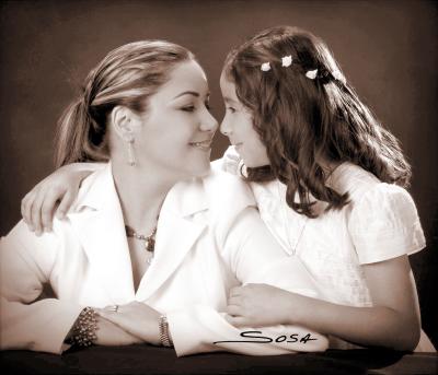 Ana Sofía Rodríguez Flores captada en una foto de estudio con su mamá, la Sra. Daniela Flores de Rodríguez.