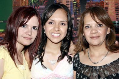Andrea Anahí H. Quiroz con su mamá Lupita Quiroz y su hermana Alejandra.