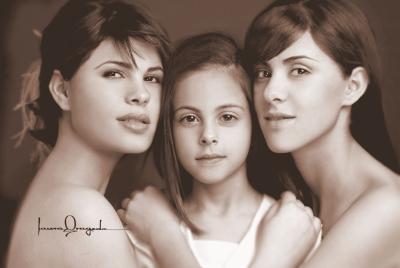 Srita. Marcela Valdez González, en una fotografía de estudio en compañía de sus hermanas Claudia Victoria y Nadia Valdez González