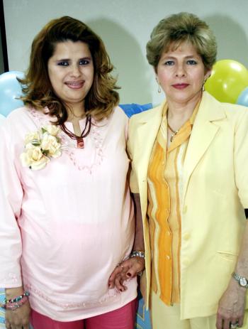 20 de marzo 2005

Judith Favero de Cárdenas, acompañada de la organizadora de su fiesta de canastilla.