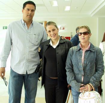 21 de marzo 

Olga de Maturino y Cristina Beltrán viajaron a Cancún; las despidió Salvadro Beltrán