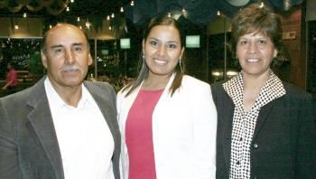 Con motivo de su graduación universitaria Nelly de la Torre Montaño disfrutó de una reunión, que le organizaron sus papás.