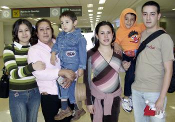 Wendy Flores y Luis Díaz viajaron a Europa y los despidieron la familia Flores Vázquez.