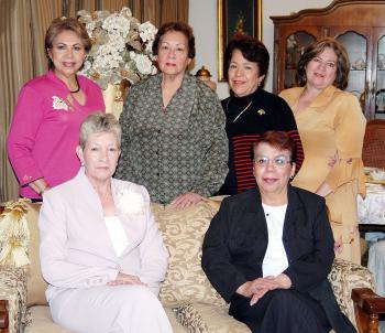 Elía de Millán, Blanca de Chávez, Anita de Lares, Marichuy de Váquez y Jesu de Anda le organizaron un ameno convivio a Magda de García con motivo de su cumpleaños.