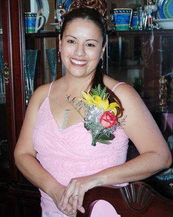 Isela Marysol Flores García captada en la despedida de soltera que le ofrecieron hace unos días por su próxima boda con Oliver Frank Schwindt.