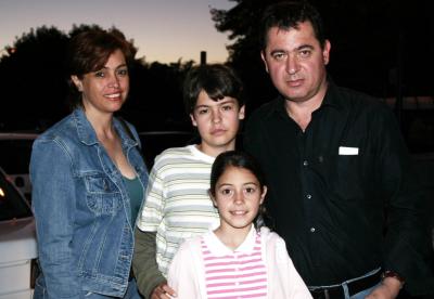 Francisco, María Fernanda, y Francisco Osornio y María Isabel Taboada.