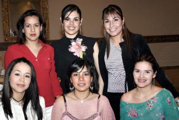 María Teresa Leyva Rosales acompañada de sus amigas el día de su despedida de soltera.