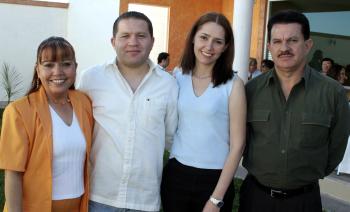 26 de marzo 2005

Angélica Aceves Miramontes y Robin Guzmán contraerán matrimonio en próximos días, por lo que familiares les organizaron una fiesta.