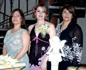 María del Carmen Sáenz de Izquierdo y Virginia González de De la Rosa, le ofrecieron una despedida de soltera a Carmen Izquierdo Sáenz.