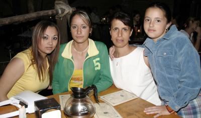 Luz María Ángel, Ivannett Leos, Karla Ángel y Luz María.