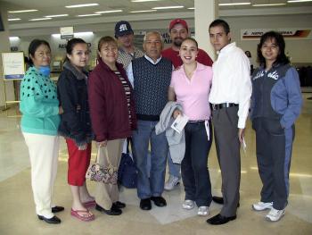 25 de marzo 
Carla Salazarviajó a San Diego y fue despedida por la familia Lugo del Valle y amigos.