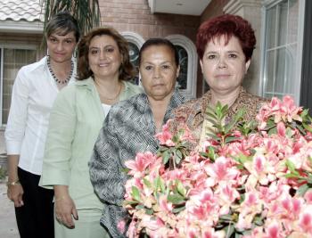 D-Las anfitrionas de la junta de trabajo del Club Margaritas fueron Adriana de Marcos, Velina de Murra, Elvira Arredondo y Chabe de Medrano