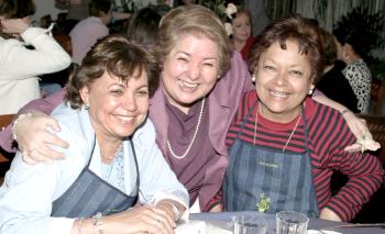 27 de marzo 2005

Socias del Geranio  en sesión de trabajo, Cecy García, Pily de Miñarro y Lily de Gómez.