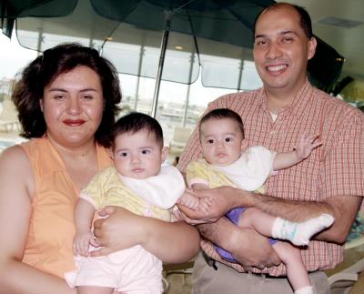 Claudia y Jorge Mijares, con sus hijas, Ana Paula y Ana Lucía.