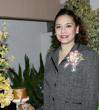 Cony Escobar Aguado recibió felicitaciones por su próximo matrimonio.
