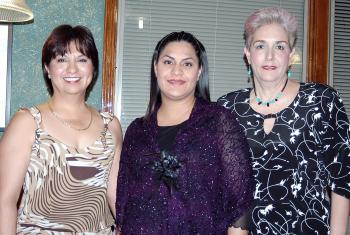 Mónica de la Fuente de Adame acompañada de Alejandra Ruiz de Adame y Leticia M. Vallejo.
