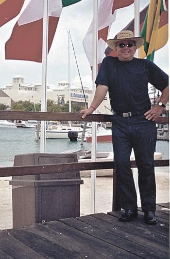 Héctor Valenzuela en su más reciente viaje a las paradisiacas playas de Cancún, Quintana Roo.