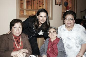 Karla López acompañada de sus tías Susana Launa, Soccorro López y Coco Luna