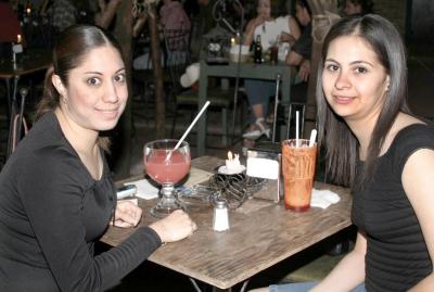 M-Cindy Codina y Consuelo Noé