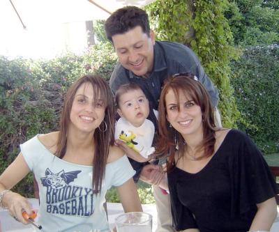 Sandra Hoffman de Kuri y Sofía Zarzar con Mía y Antonio Kuri .