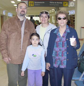 Elsa Landeros, José Ignacio y Elsa Barraza, viajaron a Tijuana y fueron despedidos por María Barraza.