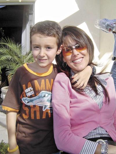 Nancy Kuri Humphrey con su hijo Enrique