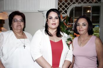 Humaya Betancourt acompañada de Juanita Amezcua y Humaya Sánchez.