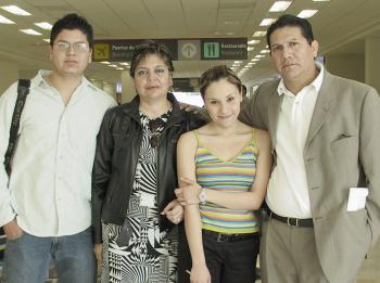 Pablo Saucedo y Helen Martínez viajaron a Mérida y los despidieron Pablo y Laura Herrera
