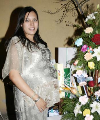 Cristina Macías de Hernández, en su fiesta de canastilla.