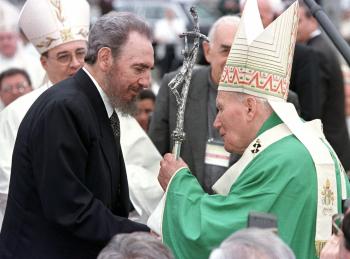 Cuando el papa Juan Pablo II pisó por primera vez tierra latinoamericana y se hincó para besar el suelo se produjo un pequeño milagro. Una corriente eléctrica sacudió a los fieles e hizo vibrar a los curiosos. 'Amor a primera vista', susurró un espectador. Era el carisma, ese don indefinible que tienen los elegidos y que los torna centro de la atención dondequiera que vayan. 

Aquí el aún presidente cubano Fidel Castro recibió al Papa el 25 de enero de 1998 en la isla caribeña.