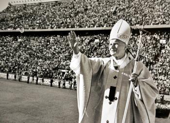 Juan Pablo II fue el papa 'latinoamericano' por excelencia debido a la especial predilección que prestó al continente que alberga casi la mitad de los mil millones de católicos en el mundo. 
Aquí durante su visita a Argentina en abril de 1987.