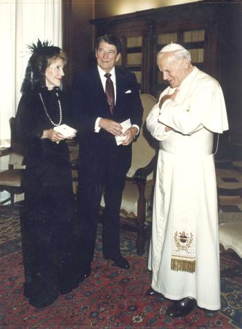 No acallado el regocijo que le causó el desplome del comunismo, el papa Juan Pablo II se apresuró a advertir que la libertad no exime de responsabilidades. 

Aquí el ex presidente de EU Ronald Reagan y su esposa, la señora Nancy Reagan visitaron en el Vaticano al jerarca de la iglesia católica.