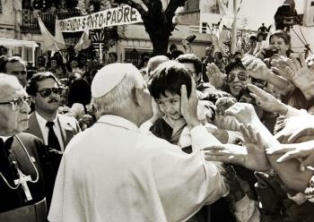 No hay No en la Historia de la Humanidad un líder público que haya viajado tanto. 
George F. Will dice que «en este principio de siglo secularizado, el hombre más popular (y más viajero) del mundo habla desde un altar». Pero no es un altar estático, sino un altar peregrino.

En la imagen se ve el pontífice en 1987.