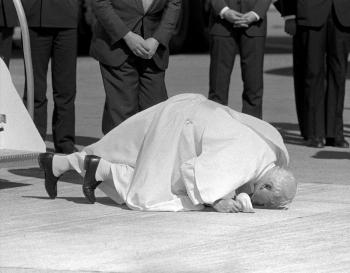 Fue el primer Papa en visitar una sinagoga (Roma, abril de 1986); una mezquita (Gran Mezquita Omeya de Damasco, mayo 2001); dió conferencias de prensa en los aviones y en la Oficina de Prensa de la Santa Sede (24 enero 1994); presidió la Misa en un hangar de aviones (Aeropuerto de Fiumicino, Roma, diciembre 1992).}

En 1987 besa el suelo a su llegada a Chile el 1 de abril de 1987.