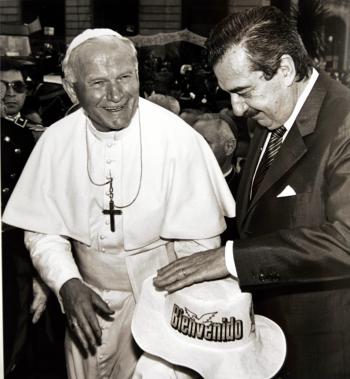 Ese parece ser el camino elegido por Juan Pablo II: estar en contacto con el mundo. Ningún otro Papa se ha encontrado con tantas personas: en cifras, más de 17 millones 600 mil 100 peregrinos participaron en las más demil 160 Audiencias Generales. Ese número no incluye las otras audiencias especiales y las ceremonias religiosas [más de ocho millones de peregrinos durante el Gran Jubileo del año 2000 y los millones de fieles que el Papa encontró durante las visitas pastorales efectuadas en Italia y en el resto del mundo. 

Aquí en 1987 el Papa sonríe al entonces presidente de Argentina Raúl Alfonsín y su hijo en la catedral de Buenos Aires Aires.