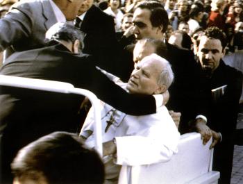 Todo el mundo quedó conmovido con el ataque del que fue víctima el Papa Juan Pablo II, suceso del que actualmente se supo que la autoría intelectual estuvo a cargo de los servicios los servicios secretos de las desaparecidas Unión Soviética y la República Democrática Alemana, así como de Bulgaria.