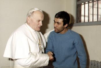 Fue el primer Papa que entró en la celda de una prisión, al encontrarse en diciembre de 1983 con Ali Agca, el extremista turco que atentó contra su vida en mayo de 1981.