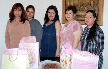 02 de abril 

Wendy Sugey Rodríguez Castro, acompañada por algunas de las asistentes a su fiesta de canastilla.