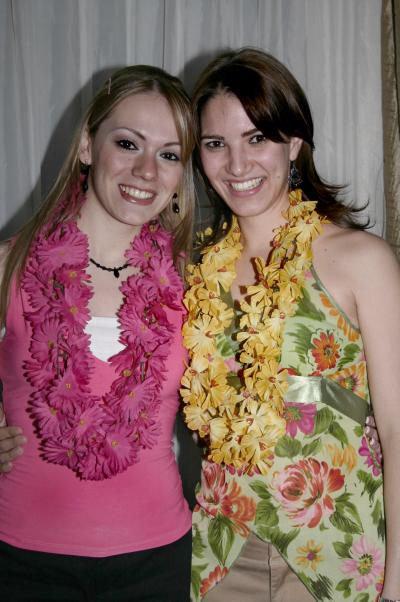 Odila Vargas Villarreal con una amiga el día de una despedida de soltera que le organizaron.