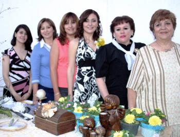 Yolanda de Santibáñez, Elisa de GIl, Norma de Jardón, Cony de Santibáñez, y  Carolina de Santibáñez le ofrecieron a Cynthia Yolanda una despedida de soltera.