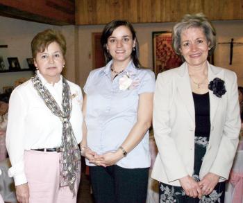 Lupita Martínez de Haro y Coyo Mejía de Pérez le ofrecieron una fiesta de canastilla a Ana Isabel Haro de Pérez.