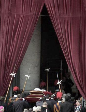 En el interior de la basílica, el cuerpo fue depositado en una plataforma frente al altar central y el camarlengo volvió a bendecirlo con agua bendita e incienso.