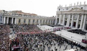 Caminaron lentamente por los salones engalanados por frescos mientras cantaba un coro, pasando una por una la Scala Nobile, la Prima Loggia, la Sala Ducale, la Sala Regia. 

Al trasponer la Puerta de Bronce, la procesión atravesó la plaza en dirección a la basílica en medio de los aplausos del público, un signo de respeto entre los italianos.
